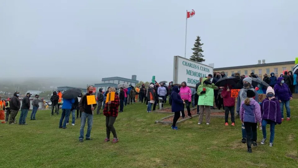 Des manifestants devant un hôpital.