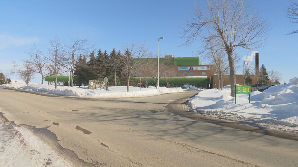 Un gros plan de l'hôpital de Tracadie, sous un ciel bleu.