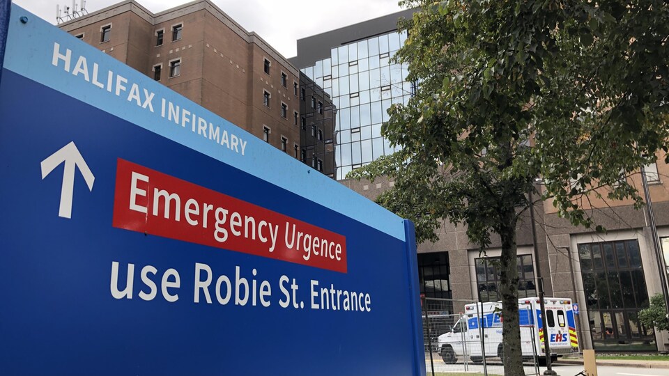 Une ambulance devant un hôpital.