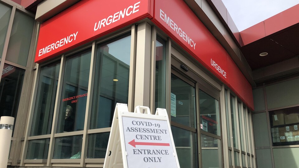 Un panneau indique l'entrée du centre d'évaluation de la COVID-19 de l'Hôpital régional de Windsor.