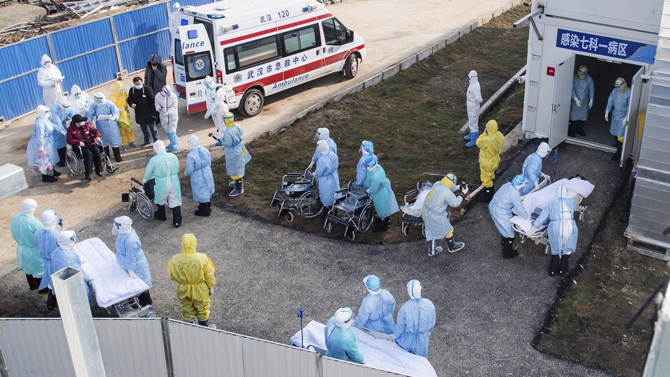 Le personnel d'un hôpital transfère des patients.