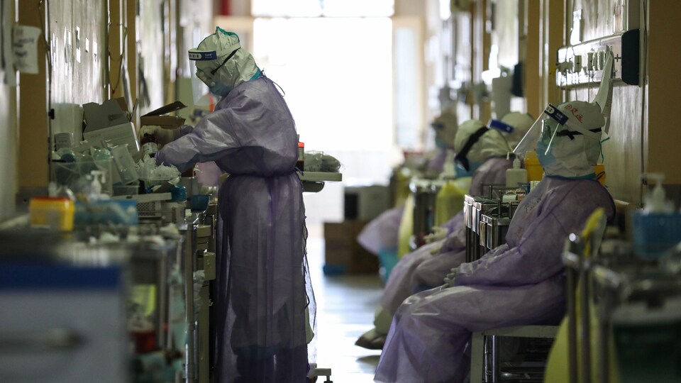 Des travailleurs de la santé en tenue de protection dans un hôpital en Chine.