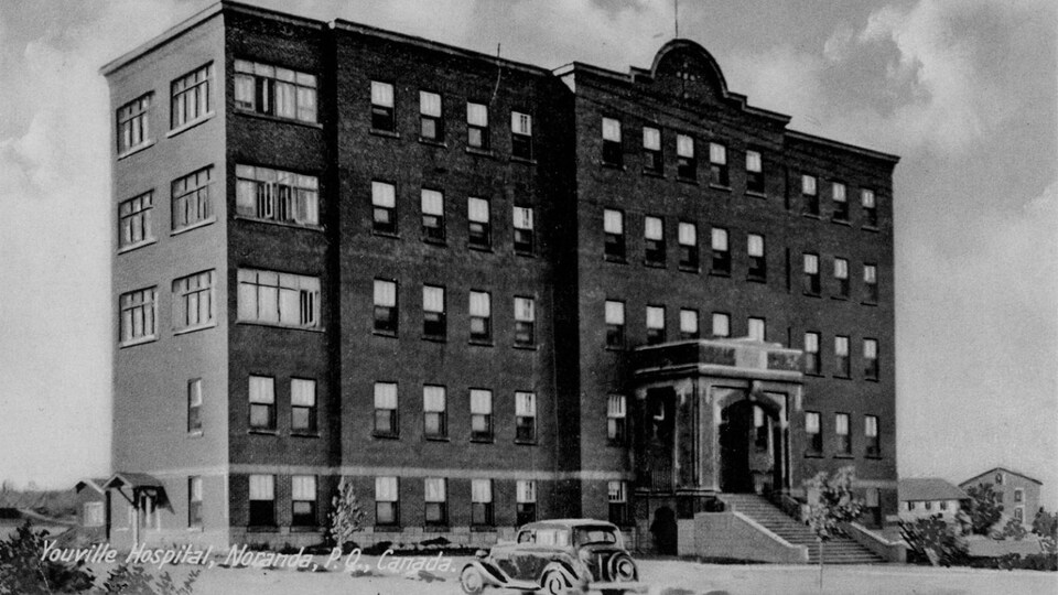 Une photo d'archives en noir et blanc de l'hôpital Youville.