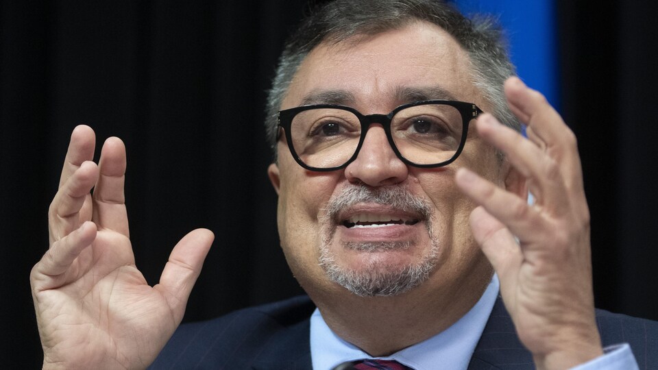 Le Dr Arruda en conférence de presse.