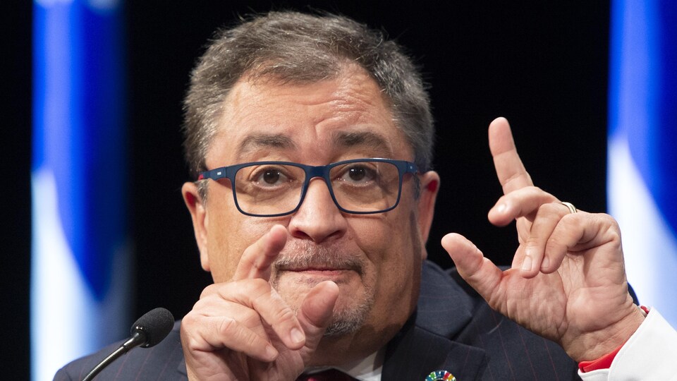 Horacio Arruda lors d'un point de presse.