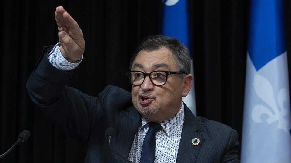 Dr Horacio Arruda gesticule pour imiter la progression d'une courbe.