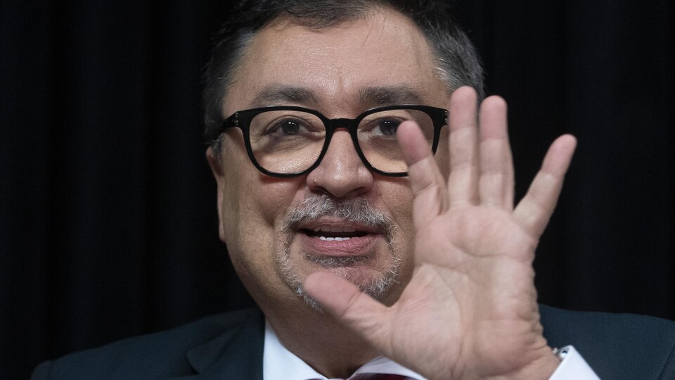 Horacio Arruda, la main levée.
