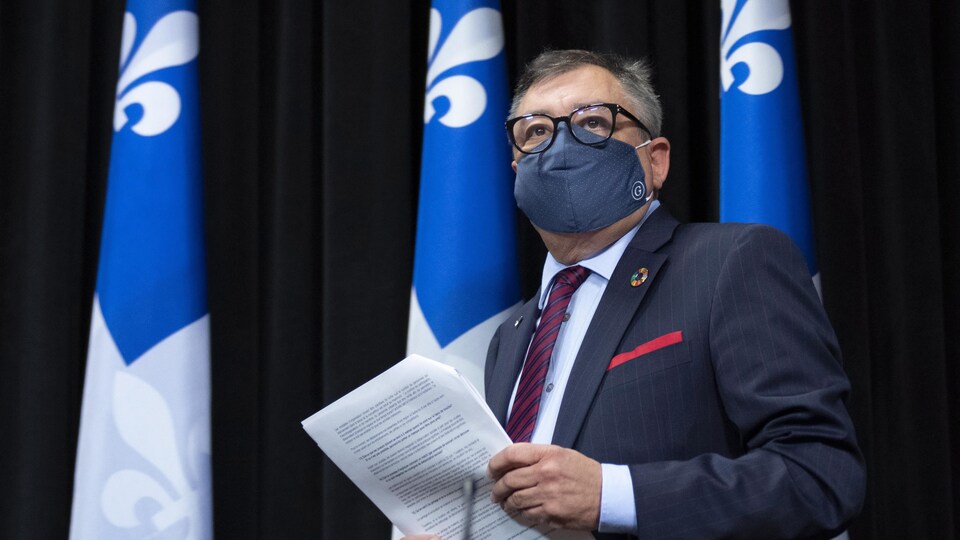 Horacio Arruda portant un couvre-visage en arrivant à un point de presse du gouvernement.