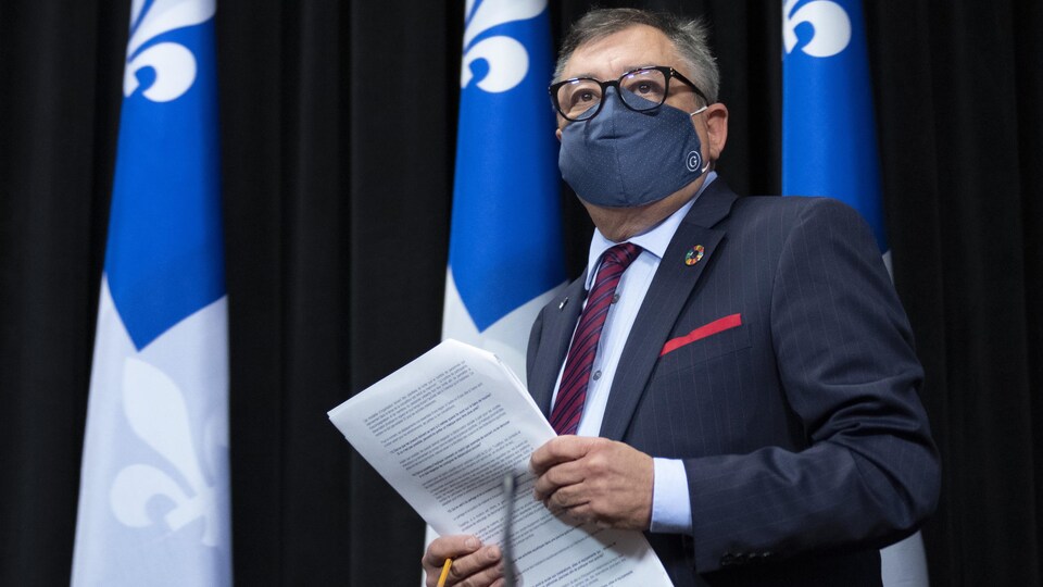Le Dr Arruda portant un masque lors d'un point de presse.