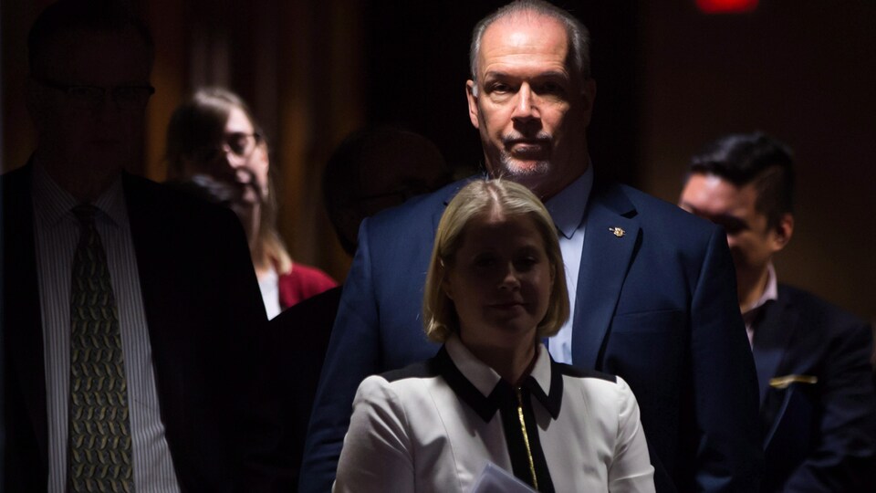 Le premier ministre John Horgan, entouré d'autres ministres.