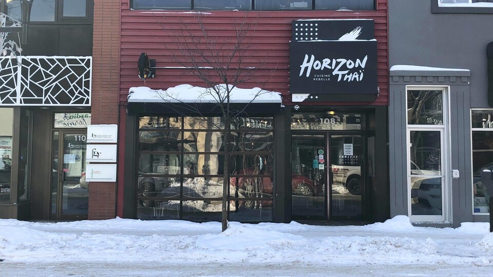La façade du restaurant Horizon Thaï en hiver.