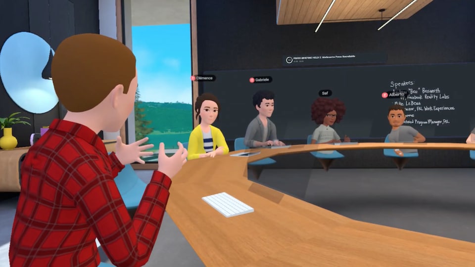 Un avatar discute autour d'un bureau avec d'autres avatars devant un tableau dans une salle en réalité virtuelle.