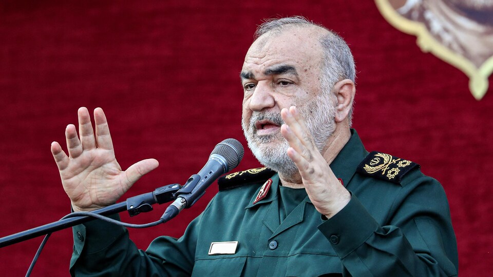 Le chef des Gardiens de la révolution islamique, Hossein Salami, prononce une allocution. 