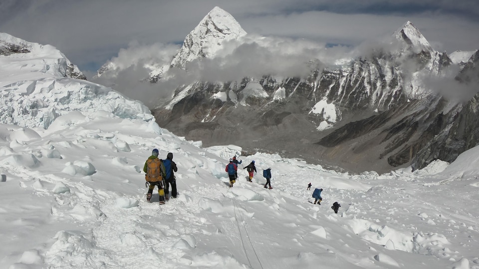 Des alpinistes se préparent à faire l'ascension du mont Everest, au Népal.