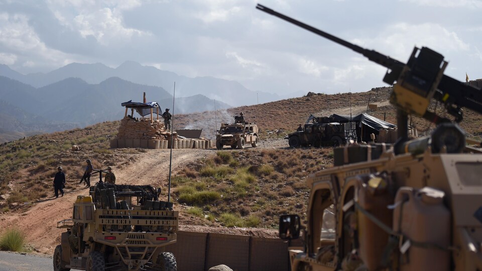Des chars militaires se trouvent sur une route.