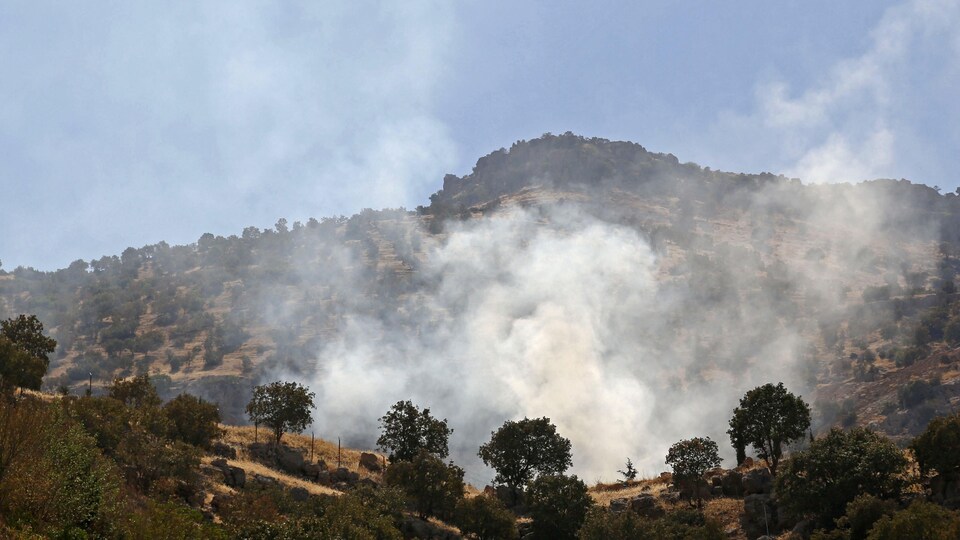 Un nuage de fumée blanche s'élève dans les montagne après une frappe iranienne dans le secteur de Zargwez, dans le Kurdistan iranien. 