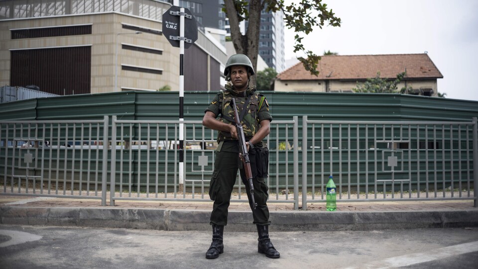 Un soldat armé à un poste de contrôle