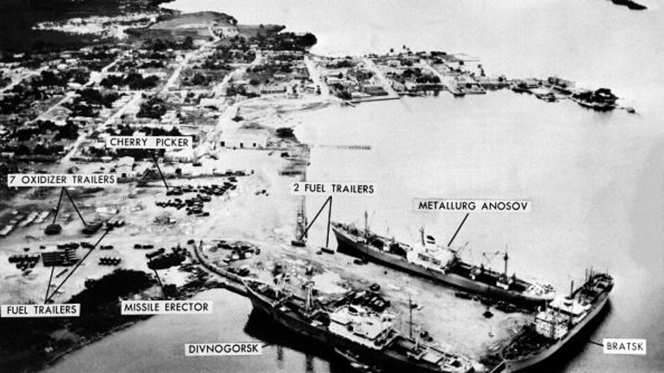 Photo aérienne en noir et blanc du port de Cuba.