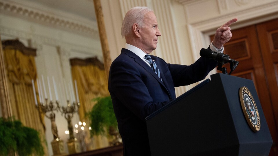 M. Biden s'adresse à un journaliste.
