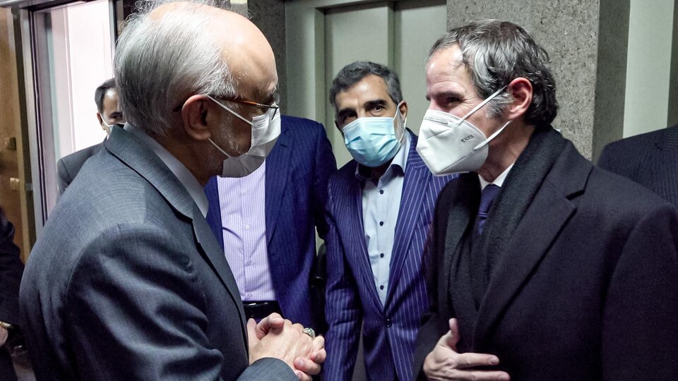 Le chef de l'Organisation iranienne de l'énergie atomique, Ali Akbar Salehi (à gauche) et le porte-parole de l'AEIO Behrouz Kamalvandi (à droite) rencontrant le directeur général de l'Agence internationale de l'énergie atomique (AIEA) Rafael Grossi (à droite) en visite dans la capitale Téhéran.