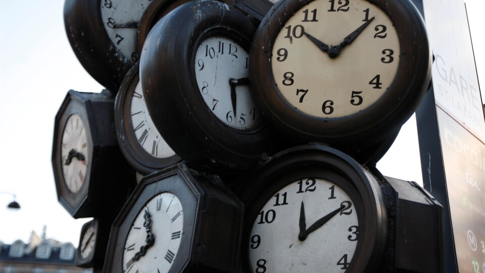 Une sculpture illustrant des horloges à Paris.