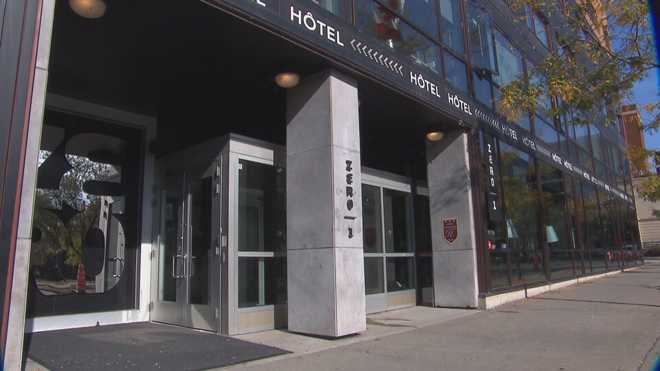 L'entrée d'un hôtel.