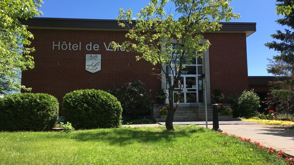 Les élus d'Amos adoptent une hausse de leurs salaires de 9 par année