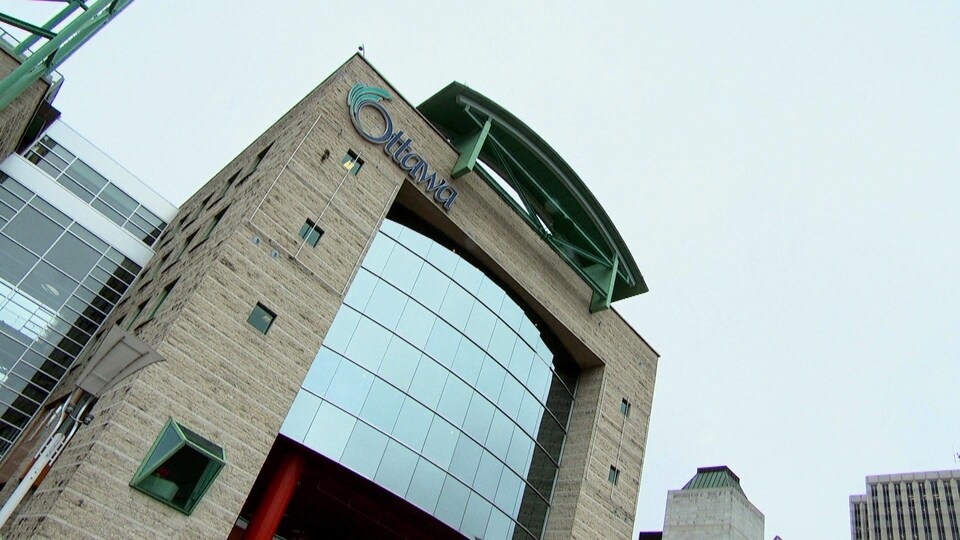 La façade en verre, avec le logo de la Ville, est prise en contre-plongée