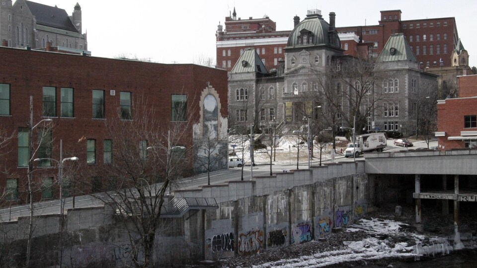 Photo de la rivière Magog avec en arrière-plan l'hôtel de ville de Sherbrooke en haut à droite