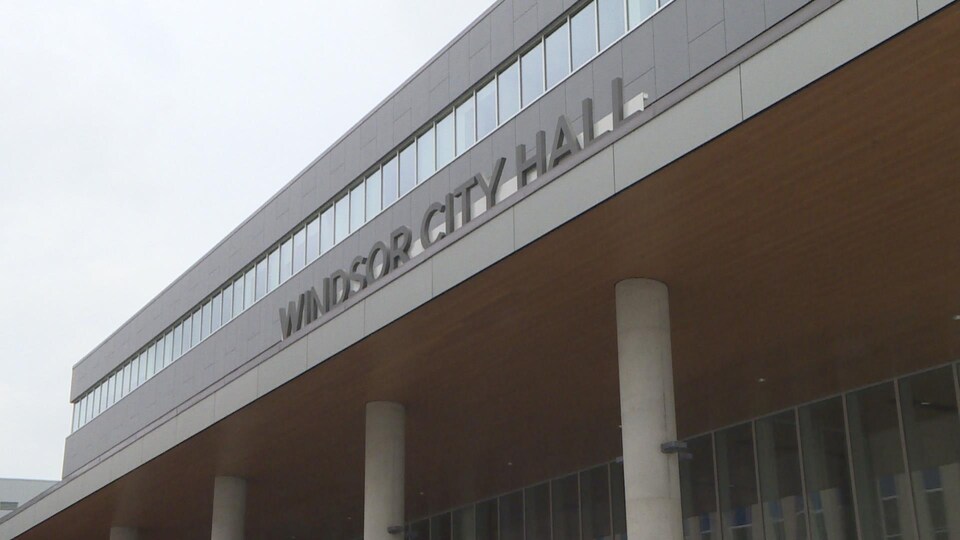 L'entrée d'un édifice avec «WINDSOR CITY HALL»