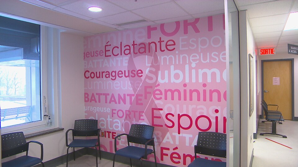 Une murale avec des mots encourageants est installée dans la salle d'attente du département de la mammographie de l'Hôtel-Dieu, à Sherbrooke. On peut y lire les mots « éclatante », « espoir » et « battante ».
