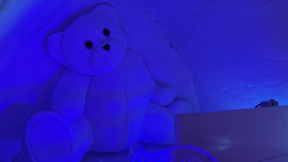 Un gros nounours sculpté dans un mur.
