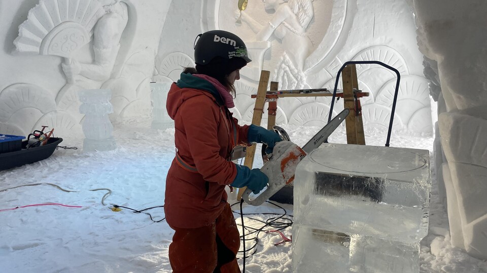 La sculptrice Marilyne Gagné sculpte un bloc de glace.