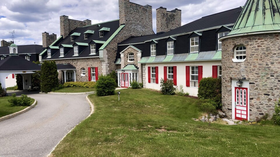 La façade de l'hôtel Le Manoir, à Baie-Comeau.