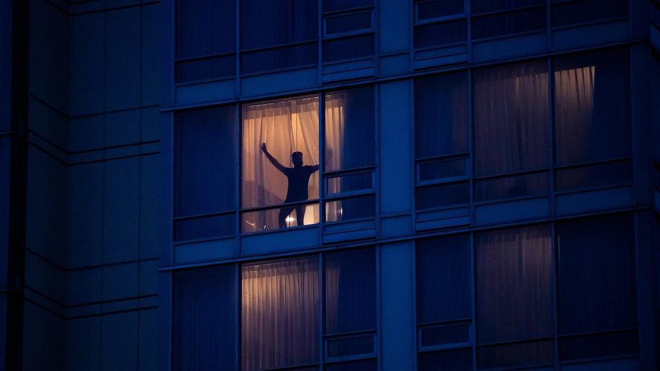 Un homme dans un hôtel destiné aux voyageurs en quarantaine.