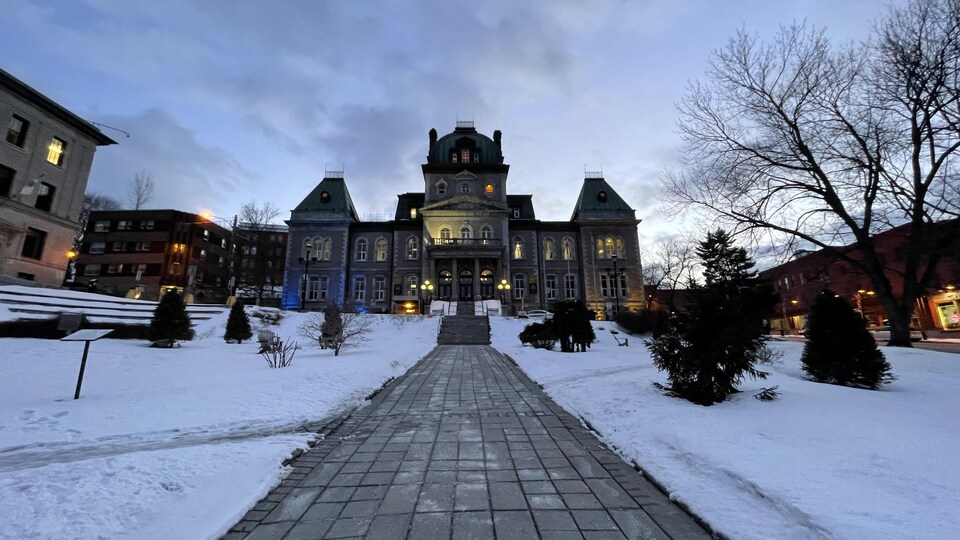 L'hôtel de ville de Sherbrooke en hiver.