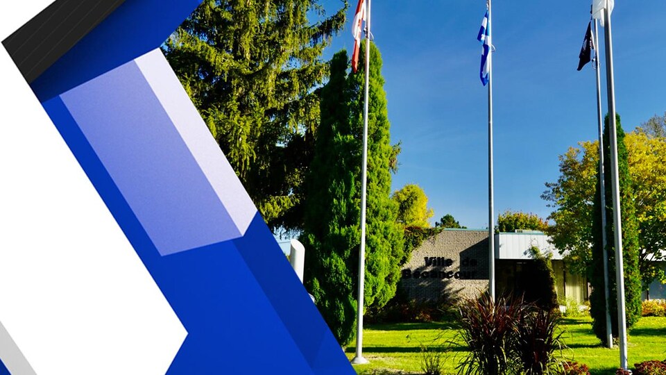La façade de l'hôtel de ville de Bécancour et un logo des élections.