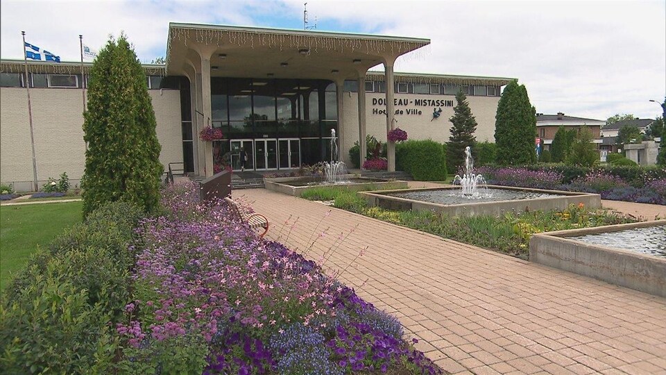 L'hôtel de ville de Dolbeau-Mistassini en été.