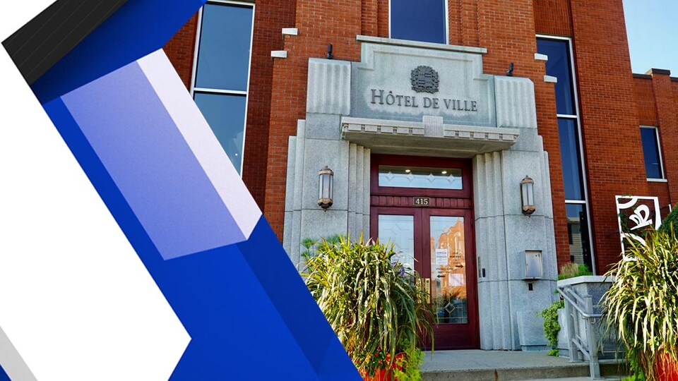 La façade de l'hôtel de ville de Drummondville et un logo des élections.