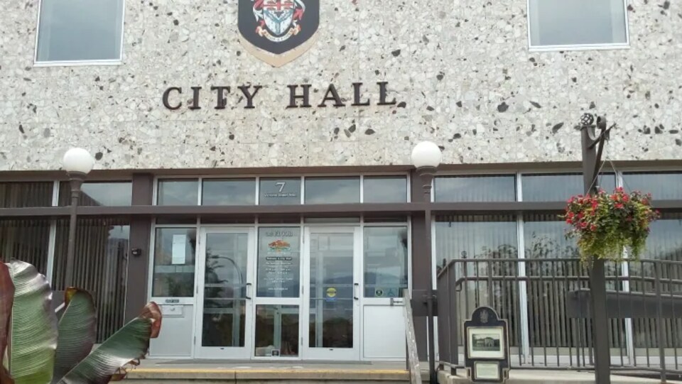 L'entrée de l'hôtel de ville de la municipalité de Kamloops.