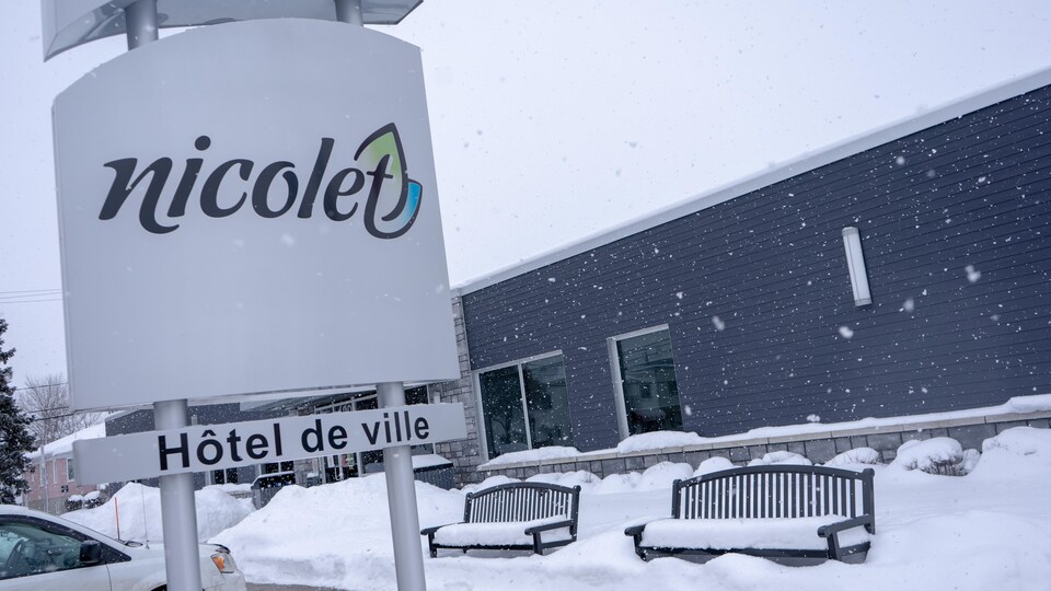 L'affiche indiquant l'hôtel de ville de Nicolet en hiver avec de la neige.