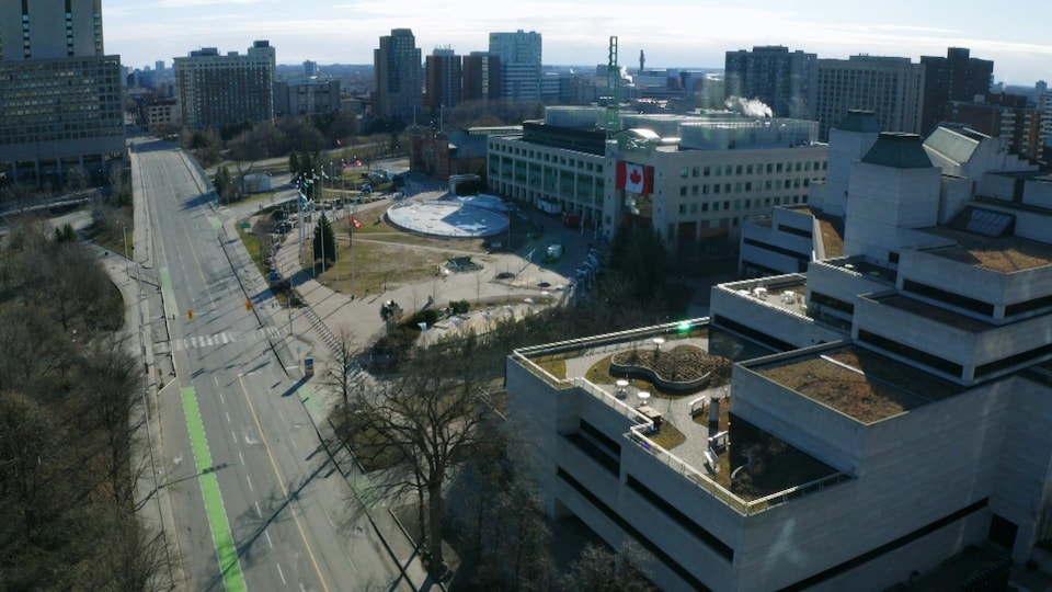 Vue de drone de la rue Laurier à Ottawa, avec l’hôtel de ville et le palais de justice.