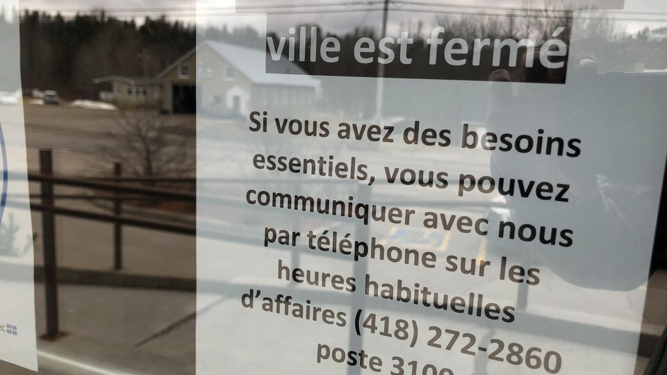 Une affiche explique que le lieu est fermé.