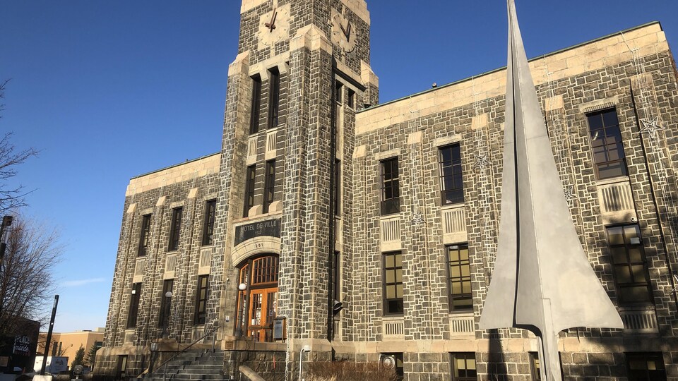 L'extérieur de l'hôtel de ville de Saguenay.