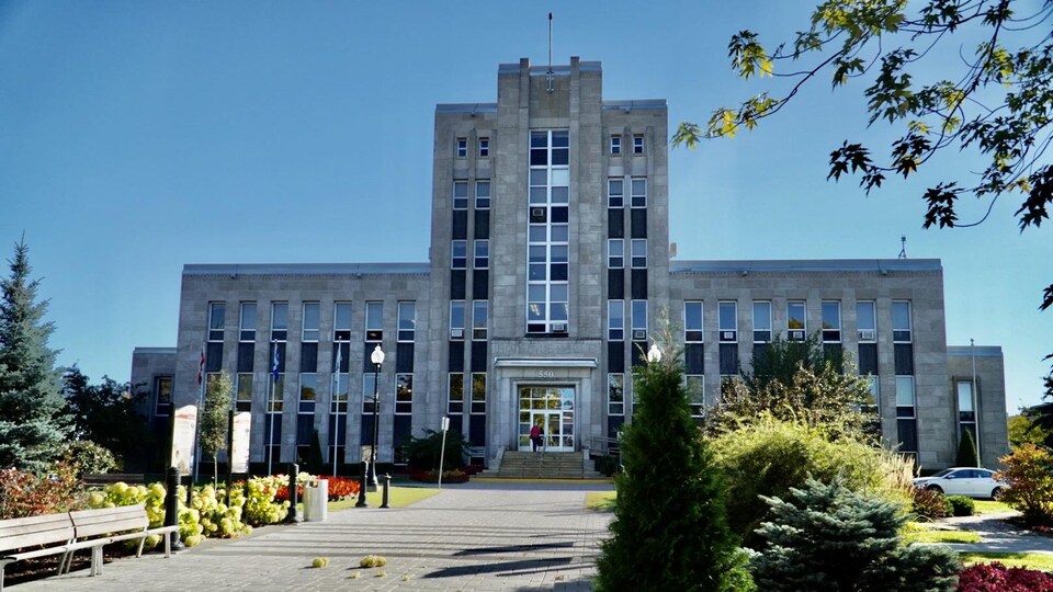 La façade extérieure de l'hôtel de ville de Shawinigan et le petit espace vert en avant.
