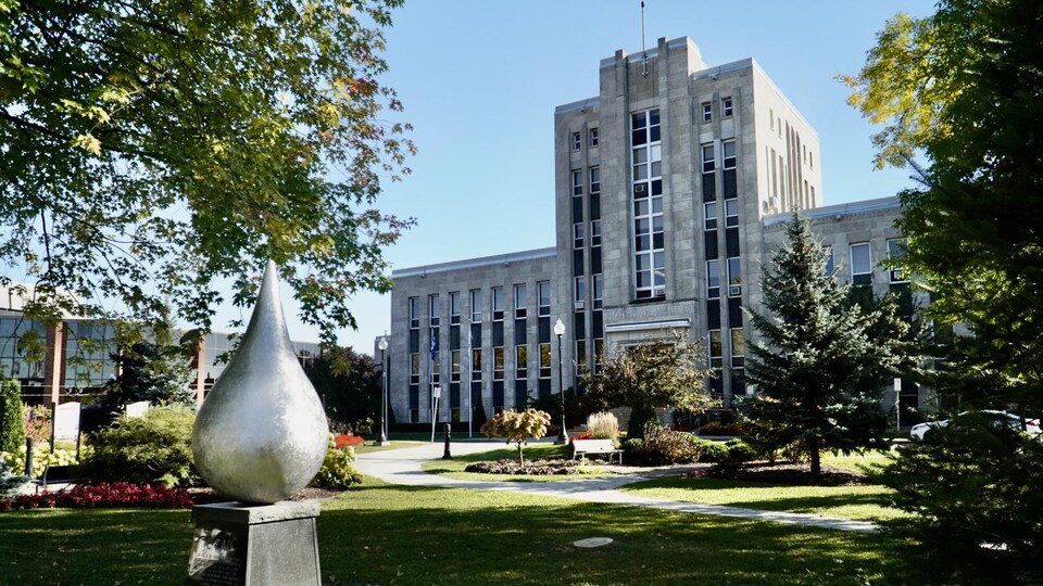 La façade et la devanture de l'hôtel de ville de Shawinigan, avec la sculpture représentant une goutte d'eau.