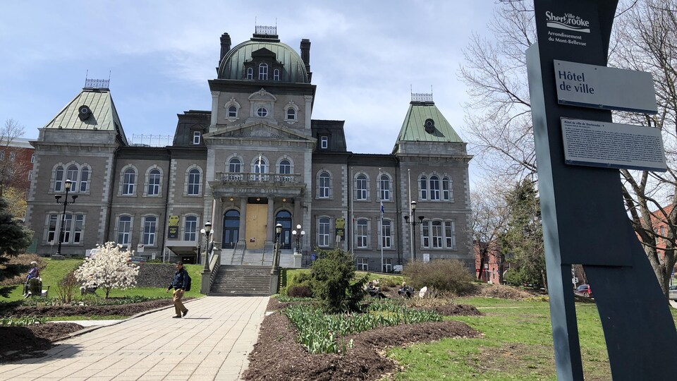 L'hôtel de ville de Sherbrooke au printemps
