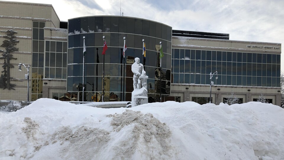De la neige devant l'hôtel de ville de Thunder Bay.
