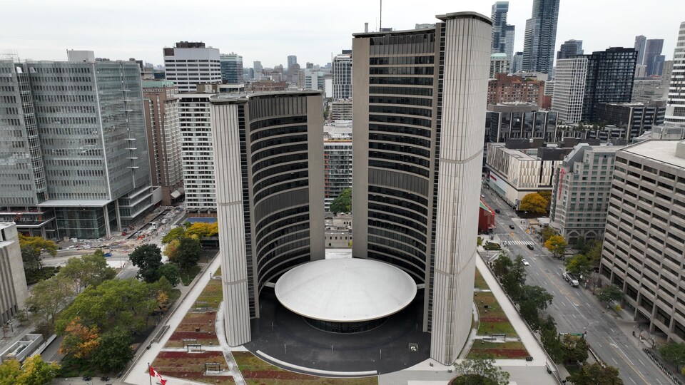 Hôtel de ville de Toronto, prise de vue aérienne par drone le 12 octobre 2022.