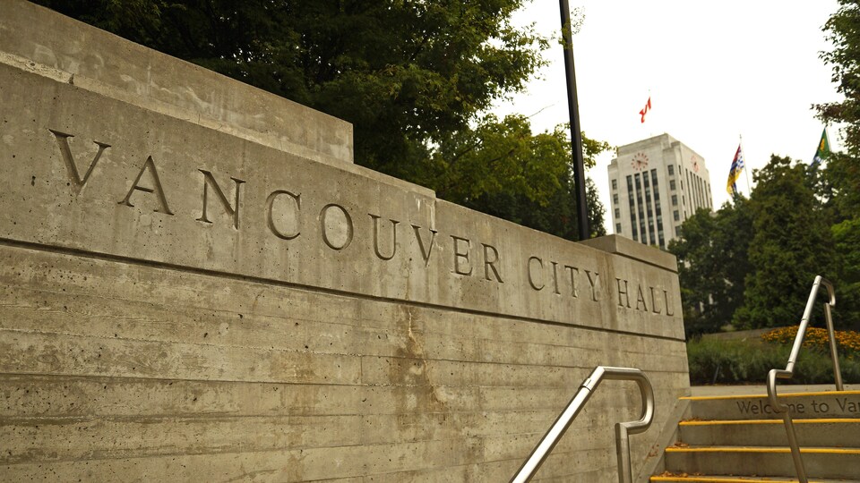 Vue de l'Hôtel de ville de Vancouver avec, en avant-plan, le nom de l'édifice